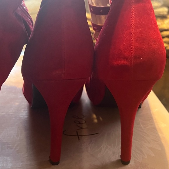 Free Rein Katya knee high boots in red velvet. Size 10 - Picture 4 of 4